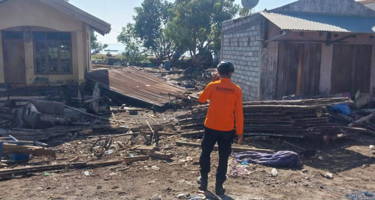 Tim SAR melakukan penyisiran dan pertolongan hari kedua pasca gempa (Basarnas Maumere) Tim SAR melakukan penyisiran dan pertolongan hari kedua pasca gempa (Basarnas Maumere)