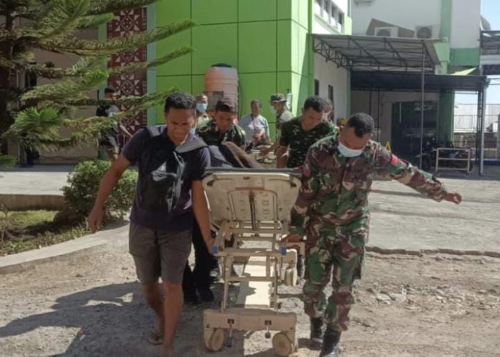Humas Kodam IX/Udayaya Evakuasi, Prajurit Kodim 1603/Sikka bersama tenaga medis mengevakuasi pasien RSUD TC Hillers Maumere