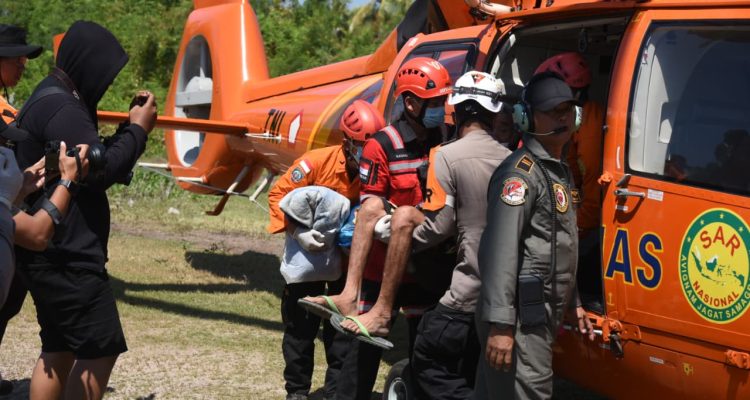 Tim SAR terus melakukan evakuasi terhadap para korban Gempa (SAR Maumere)