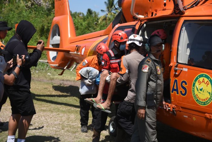 Tim SAR terus melakukan evakuasi terhadap para korban Gempa (SAR Maumere)