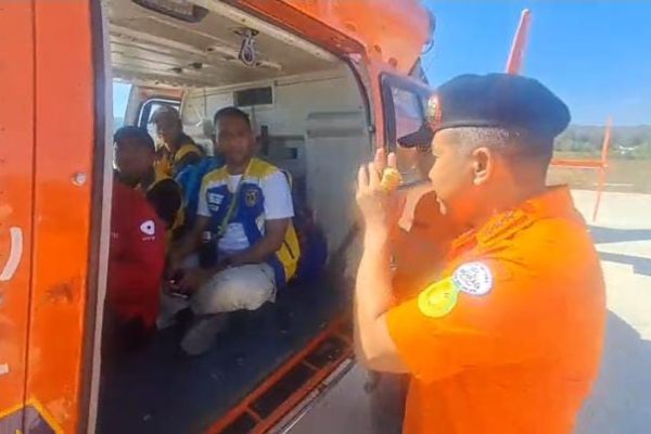 Kabasarnas Marsekal Madya TNI Mohammad Syafii menghampiri korban yang akan dievakuasi menuru Labuan Bajo Kabasarnas Marsekal Madya TNI Mohammad Syafii menghampiri korban yang akan dievakuasi menuru Labuan Bajo