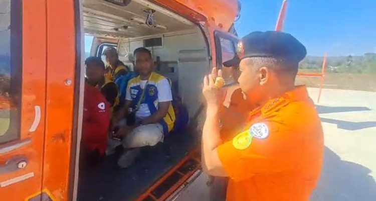 Kabasarnas Marsekal Madya TNI Mohammad Syafii menghampiri korban yang akan dievakuasi menuru Labuan Bajo