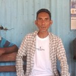 Meksi Manafe (tengah) salah satu calon Penjaringan Kepala Desa saat ditemui (yandry/kupangterkini.com) Meksi Manafe (tengah) salah satu calon Penjaringan Kepala Desa saat ditemui (yandry/kupangterkini.com)