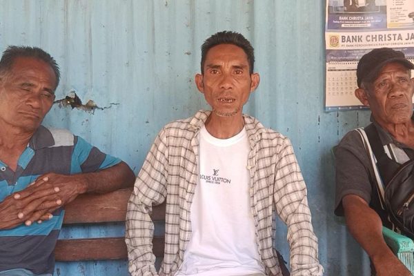 Meksi Manafe (tengah) salah satu calon Penjaringan Kepala Desa saat ditemui (yandry/kupangterkini.com) Meksi Manafe (tengah) salah satu calon Penjaringan Kepala Desa saat ditemui (yandry/kupangterkini.com)