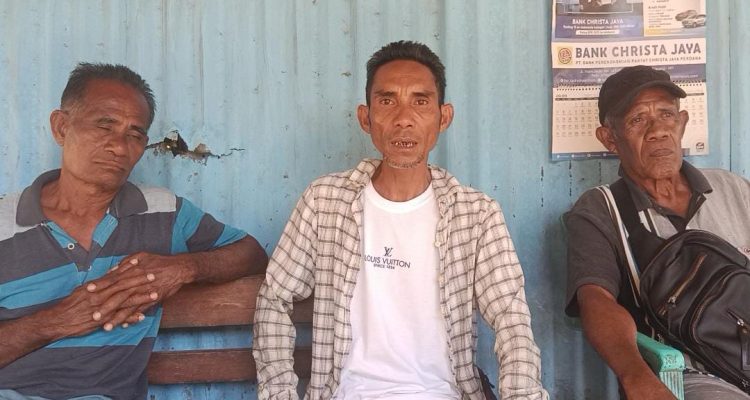 Meksi Manafe (tengah) salah satu calon Penjaringan Kepala Desa saat ditemui (yandry/kupangterkini.com) Meksi Manafe (tengah) salah satu calon Penjaringan Kepala Desa saat ditemui (yandry/kupangterkini.com)