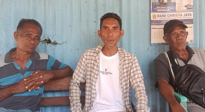 Meksi Manafe (tengah) salah satu calon Penjaringan Kepala Desa saat ditemui (yandry/kupangterkini.com)
