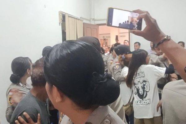 Kericuhan terjadi setelah putusan Kasus Sebastian Bokol (yandry/kupangterkini.com) Kericuhan terjadi setelah putusan Kasus Sebastian Bokol (yandry/kupangterkini.com)