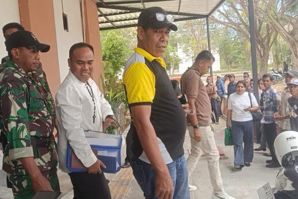 Hendrikus Djawa ditemui seusai sidang (yandry/kupangterkini.com)