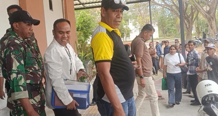 Hendrikus Djawa ditemui seusai sidang (yandry/kupangterkini.com)