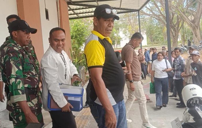 Hendrikus Djawa ditemui seusai sidang (yandry/kupangterkini.com)