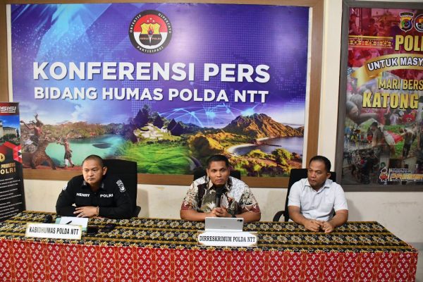Kabid Humas Polda NTT, Kombes Pol Henry Novika Candra ketika melakukan sesi jumpa pers di Polda NTT