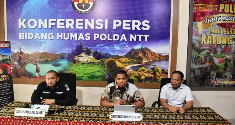 Kabid Humas Polda NTT, Kombes Pol Henry Novika Candra ketika melakukan sesi jumpa pers di Polda NTT