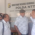 Salah satu terdakwa, NT sesaat setelah selesai diperiksa (yandry/kupangterkini.com)