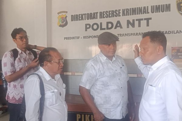 Salah satu terdakwa, NT sesaat setelah selesai diperiksa (yandry/kupangterkini.com)