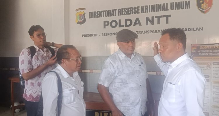 Salah satu terdakwa, NT sesaat setelah selesai diperiksa (yandry/kupangterkini.com)