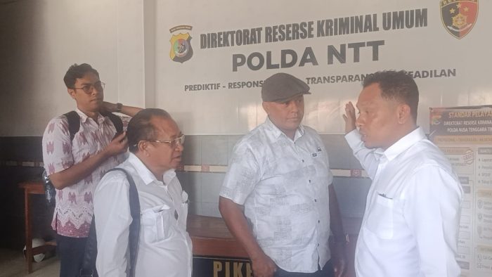 Salah satu terdakwa, NT sesaat setelah selesai diperiksa (yandry/kupangterkini.com)