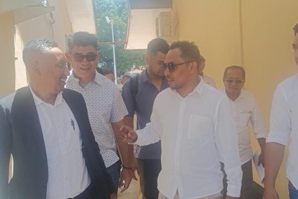 Rian Van Frits Kapitan, Imbo Tulung serta tersangka TL (dua dari kiri) setelah rehat pemeriksaan (yandry/kupangterkini.com)