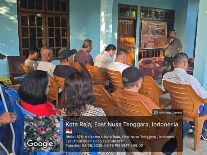 Mokrianus Lay bersama warga saat reses siang tadi (ist)