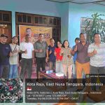 Mokrianus Lay bersama warga saat reses siang tadi (ist)