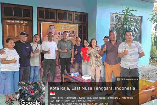 Mokrianus Lay bersama warga saat reses siang tadi (ist)