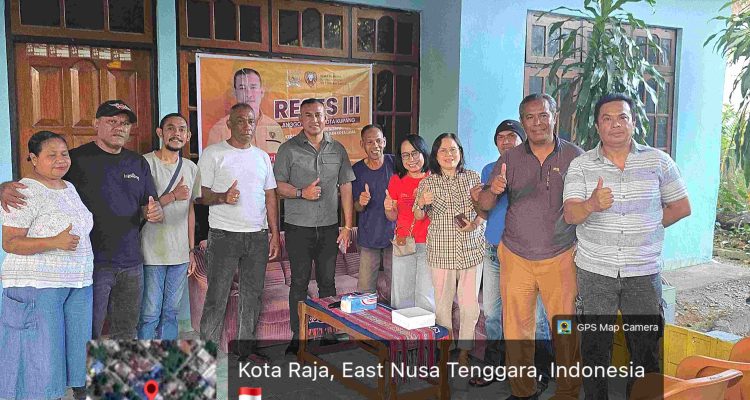 Mokrianus Lay bersama warga saat reses siang tadi (ist)