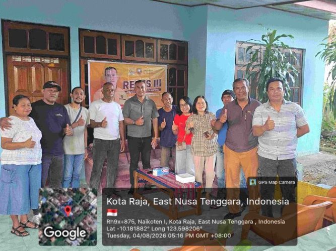 Mokrianus Lay bersama warga saat reses siang tadi (ist)