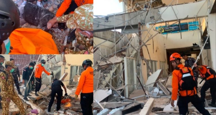 Tim SAR saat melakukan proses evakuasi korban gempa bumi (Basarnas Maumere)