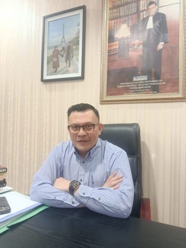 Fransisco Bernando Bessi saat ditemui diruang kerjanya (yandry/kupangterkini.com)
