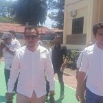 Rian Van Frits Kapitan (tengah) diapit Imbo Tulung dan Egi Bana, Tim Advokat tiga tersangka kasus dr.icha Rian Van Frits Kapitan (tengah) diapit Imbo Tulung dan Egi Bana, Tim Advokat tiga tersangka kasus dr.icha