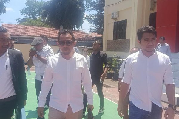 Rian Van Frits Kapitan (tengah) diapit Imbo Tulung dan Egi Bana, Tim Advokat tiga tersangka kasus dr.icha