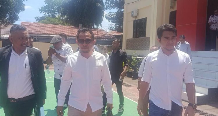 Rian Van Frits Kapitan (tengah) diapit Imbo Tulung dan Egi Bana, Tim Advokat tiga tersangka kasus dr.icha