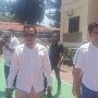 Rian Van Frits Kapitan (tengah) diapit Imbo Tulung dan Egi Bana, Tim Advokat tiga tersangka kasus dr.icha