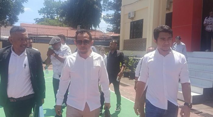 Rian Van Frits Kapitan (tengah) diapit Imbo Tulung dan Egi Bana, Tim Advokat tiga tersangka kasus dr.icha