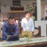 Lily Yuliawaty didampingi Advokat Marsel Manek saat ditemui (yandry/kupangterkini.com)