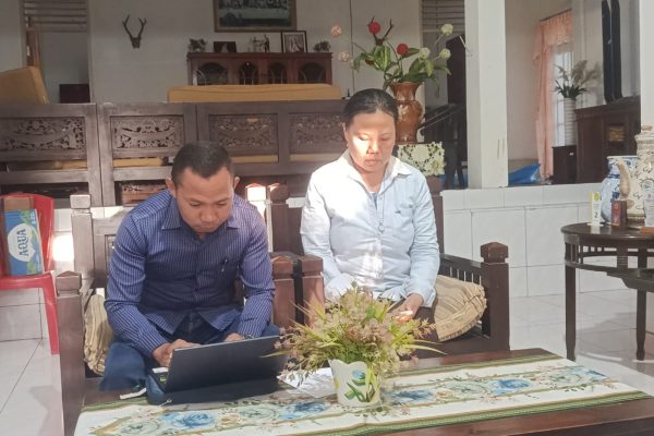 Lily Yuliawaty didampingi Advokat Marsel Manek saat ditemui (yandry/kupangterkini.com)