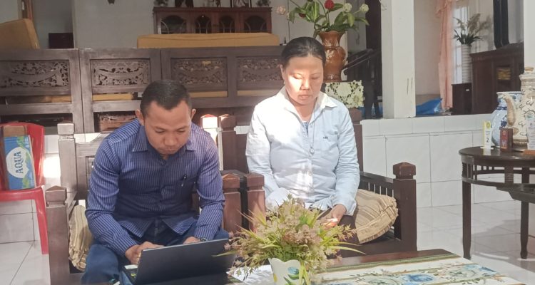 Lily Yuliawaty didampingi Advokat Marsel Manek saat ditemui (yandry/kupangterkini.com) Lily Yuliawaty didampingi Advokat Marsel Manek saat ditemui (yandry/kupangterkini.com)