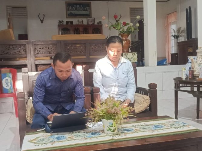 Lily Yuliawaty didampingi Advokat Marsel Manek saat ditemui (yandry/kupangterkini.com)