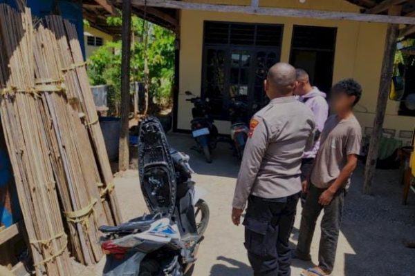 Polisi saat mendatangi rumah terduga pelaku, RB (ist) Polisi saat mendatangi rumah terduga pelaku, RB (ist)