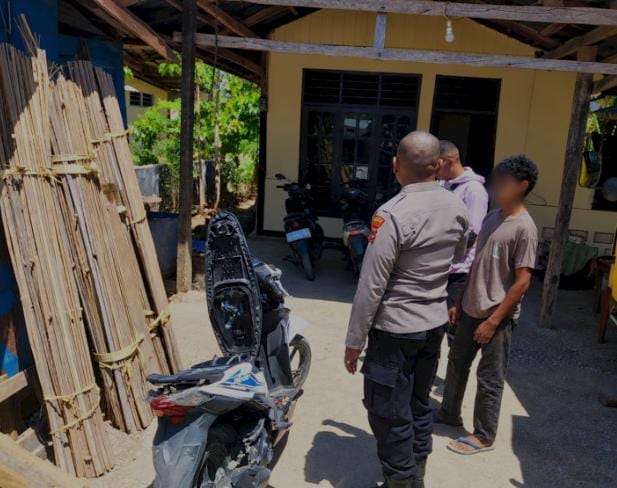 Polisi saat mendatangi rumah terduga pelaku, RB (ist)