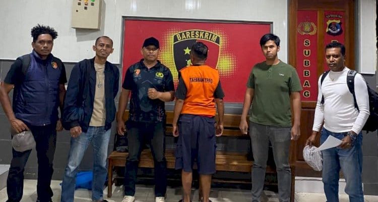 Pemandu lapangan yang hendak selundupkan WNA ketika diamankan Polisi (ist) Pemandu lapangan yang hendak selundupkan WNA ketika diamankan Polisi (ist)