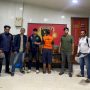 Pemandu lapangan yang hendak selundupkan WNA ketika diamankan Polisi (ist)