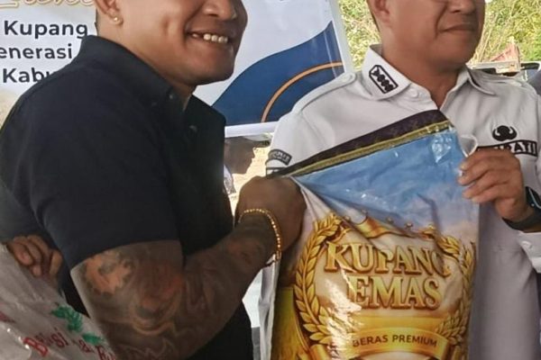 Piterson Lay mengangkat beras Kupang Emas hasil produksi CV SPM yang dikelolanya (yandry/kupangterkini.com) Piterson Lay mengangkat beras Kupang Emas hasil produksi CV SPM yang dikelolanya (yandry/kupangterkini.com)