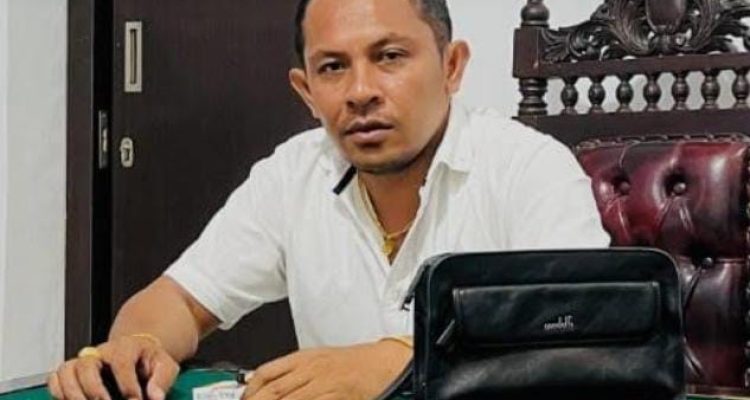 Advokat tiga tersangka DPRD TTU non aktif, Rian Van Frits Kapitan (yandry/kupangterkini.com) Advokat tiga tersangka DPRD TTU non aktif, Rian Van Frits Kapitan (yandry/kupangterkini.com)