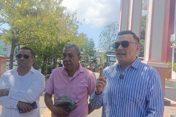 Fransisco Bessi bersama ayahanda mendiang dr. Icha serta Fabby Banase sang paman (yandry/kupangterkini.com)