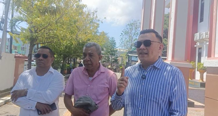 Fransisco Bessi bersama ayahanda mendiang dr. Icha serta Fabby Banase sang paman (yandry/kupangterkini.com) Fransisco Bessi bersama ayahanda mendiang dr. Icha serta Fabby Banase sang paman (yandry/kupangterkini.com)
