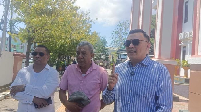 Fransisco Bessi bersama ayahanda mendiang dr. Icha serta Fabby Banase sang paman (yandry/kupangterkini.com)