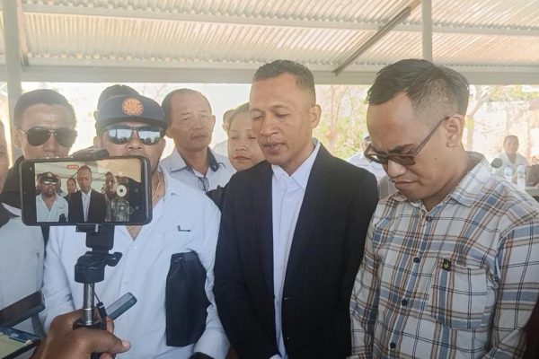 Bildad Thonak didampingi kuasa hukumnya seusai sidang etik (yandry/kupangterkini.com)