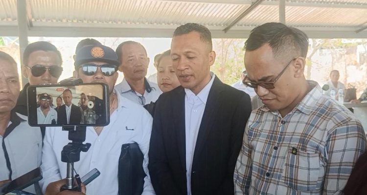 Bildad Thonak didampingi kuasa hukumnya seusai sidang etik (yandry/kupangterkini.com) Bildad Thonak didampingi kuasa hukumnya seusai sidang etik (yandry/kupangterkini.com)
