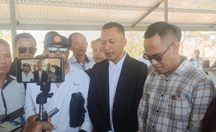 Bildad Thonak didampingi kuasa hukumnya seusai sidang etik (yandry/kupangterkini.com)