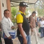 Hendrikus Djawa diapit petugas setelah selesai putusan sidang di PN Oelamasi (yandry/kupangterkini.com)
